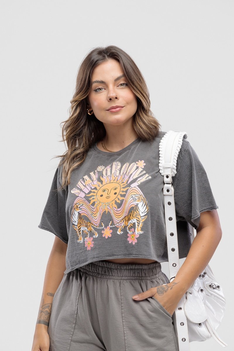 T-shirt Estonada Cropped Stay Groovy Chumbo