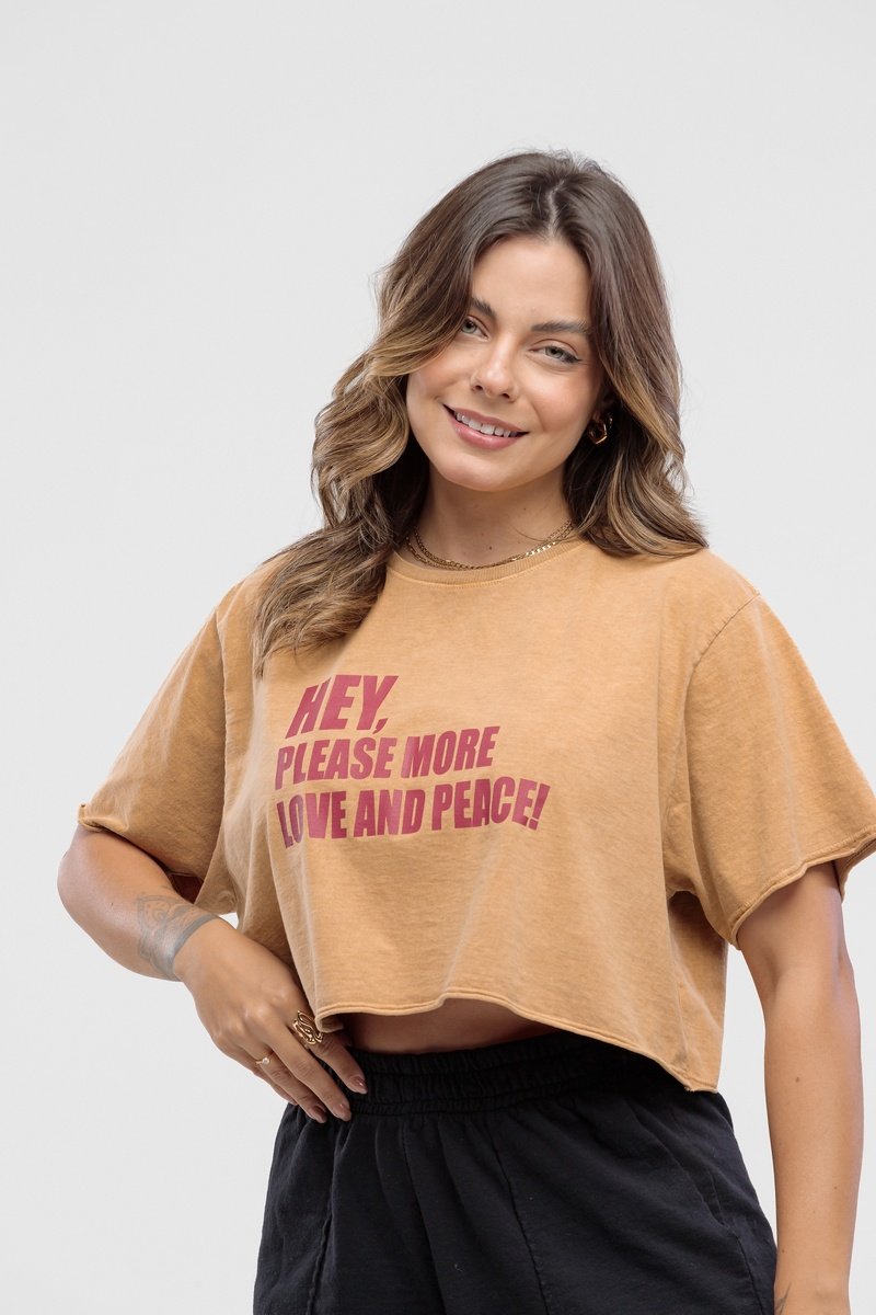T-shirt Estonada Cropped Hey Please More Marrom Claro