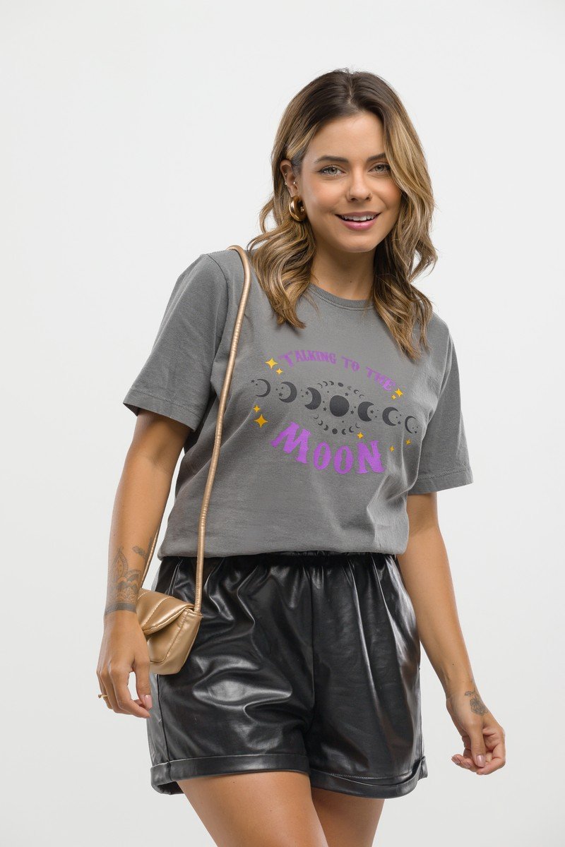 Camiseta Feminina Estonada Algodão Premium Talking To The Moon Chumbo