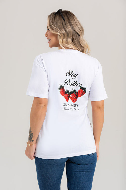 Blusa Feminina Oversized Branca Morango Stay Positive, Toque Suave e Elegância Única — 2