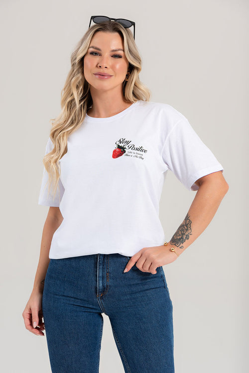 Blusa Feminina Oversized Branca Morango Stay Positive, Toque Suave e Elegância Única