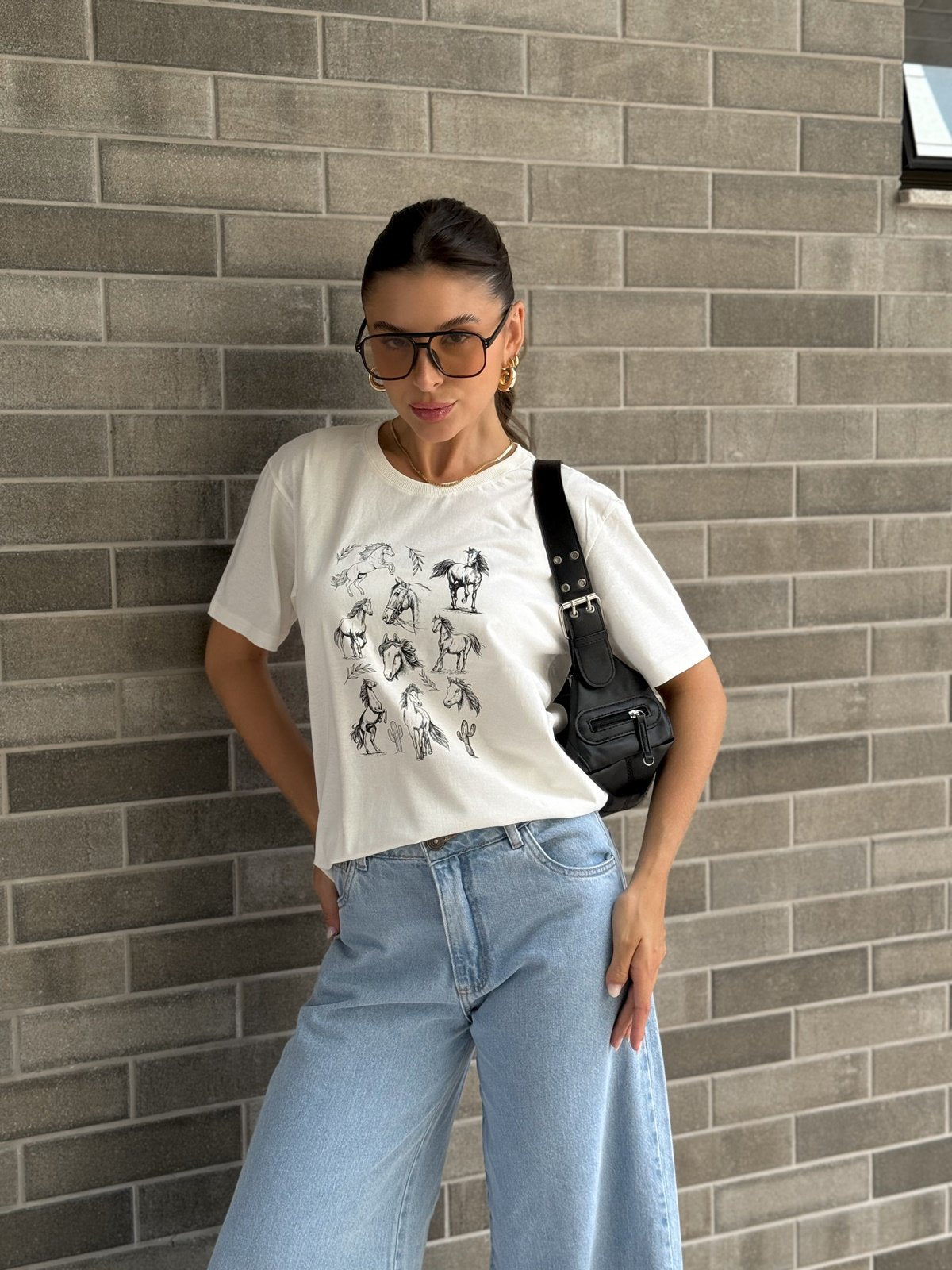 T-shirt Feminina Off Cavalos