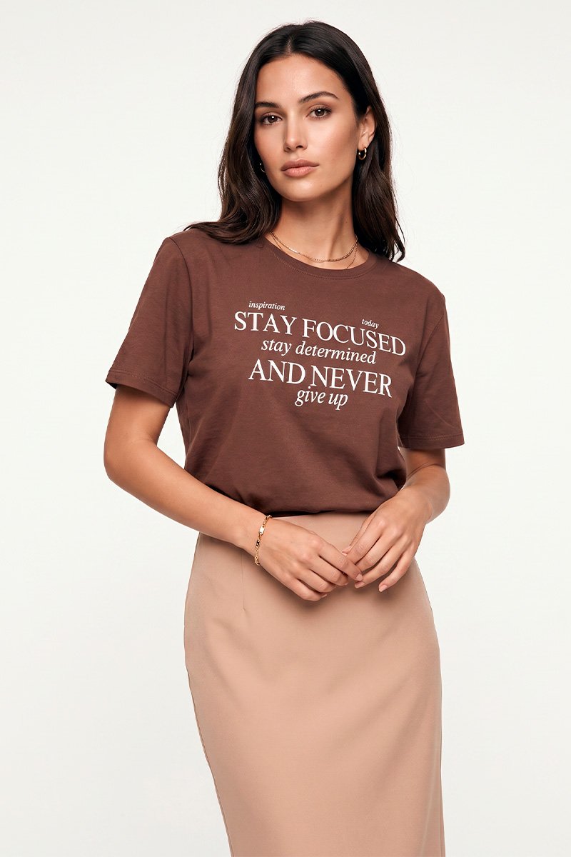 T-shirt Feminina Marrom Escuro Stay Focused