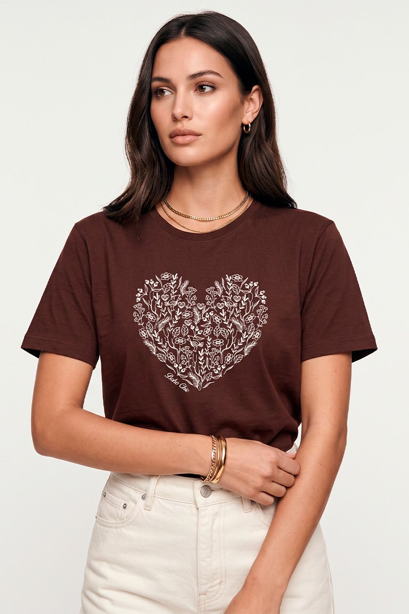 T-shirt Feminina Marrom Escuro Coração Boho