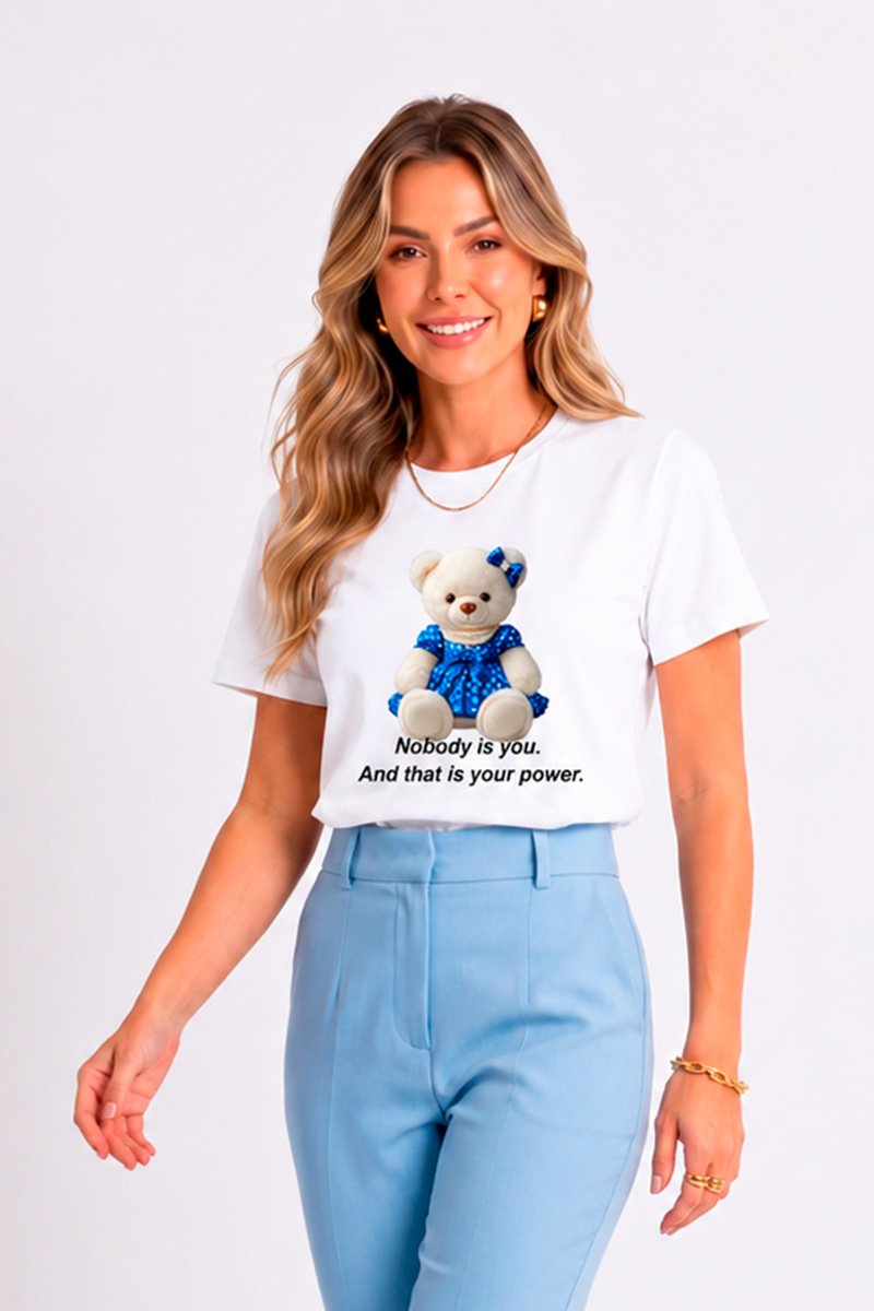 T-shirt Feminina Branca Ursa Vestido Azul Royal